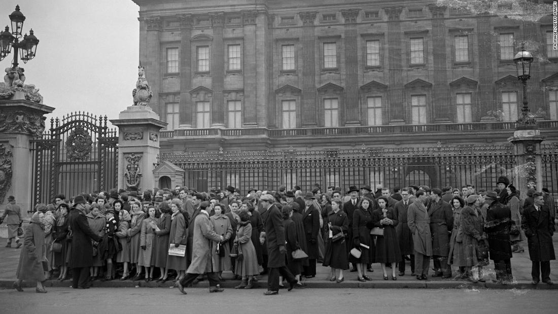 A crowd gathers outside Buckingham Palace following the news of the King&#39;s death.
