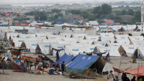 Tenda-tenda menampung orang-orang yang terlantar akibat banjir di kota Sehwan, provinsi Sindh, pada 14 September 2022. 