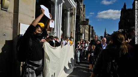 Monarşi karşıtı protestocular Salı günü Edinburgh'daki kraliyet törenleri sırasında boş işaretler taşıyorlar.