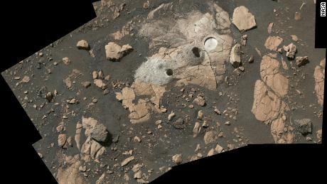 Ця мозаїка, знята марсоходом, показує місце, де вчені NASA назвали Хребет Дикого Кота.