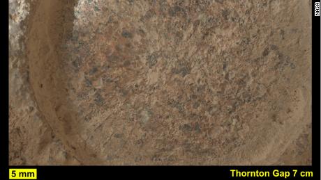 Більші уламки каміння та мінералів у зразку хребта Скіннер-Рідж вказують на те, що вони походять із матеріалу, який був перевезений за сотні миль за межі кратера Джезеро.