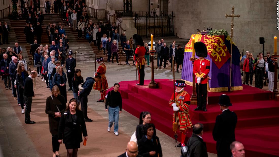 Královna Alžběta: Král Charles a jeho bratři drží vigilii vedle matčiny rakve