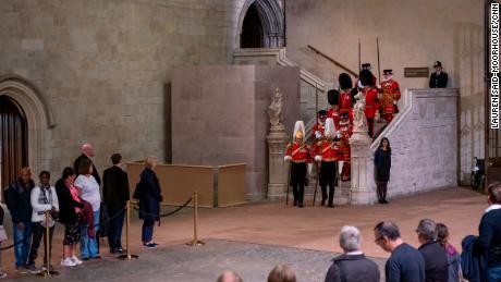 À l’intérieur de Westminster Hall, où la reine est allongée en état
