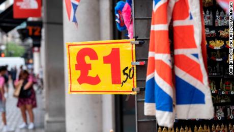 La libra esterlina alcanzó un mínimo de 37 años cuando la economía del Reino Unido se desplomó