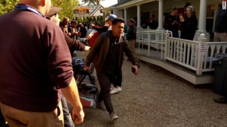 I migranti di Martha's Vineyard sono saliti a bordo di tre autobus diretti alla base comune di Cape Cod venerdì.