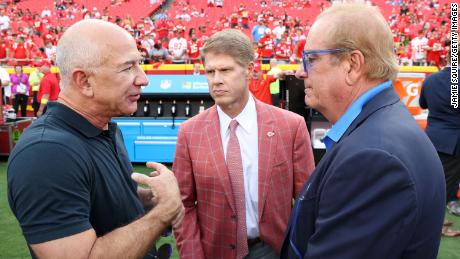 Jeff Bezos with Chiefs owner Clark Hunt and Chargers owner Dean Spanos ahead of Thursday night&#39;s game at Arrowhead Stadium.