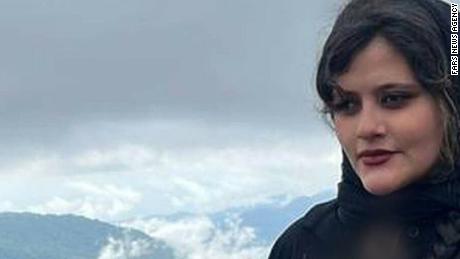 아미니(22)는 이란 도덕경찰에 체포돼 금요일 사망했다.