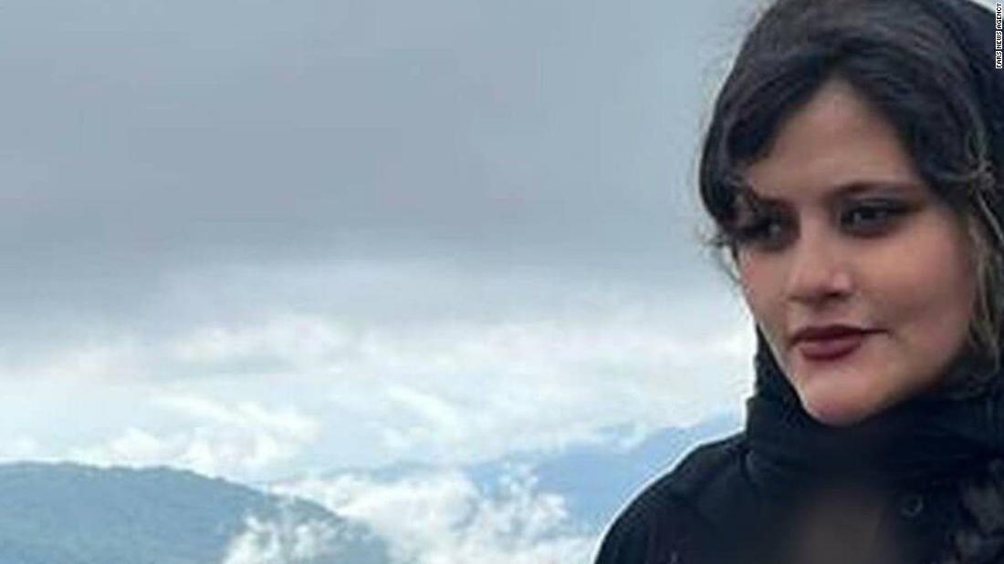 وفاة امرأة تبلغ من العمر 22 عامًا بعد دخولها في غيبوبة أثناء احتجازها لدى شرطة الآداب في إيران