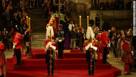 บรรดาลูกๆ ของพระราชินีเข้าร่วมการเฝ้าในเวสต์มินสเตอร์ฮอลล์ในลอนดอน บริเตน เมื่อวันที่ 16 กันยายน พ.ศ. 2565
