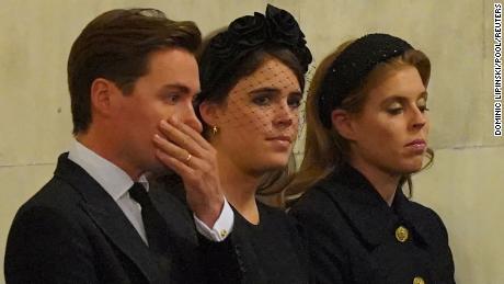 Принцесса Евгения, принцесса Беатрис и ее муж Эдуардо Мапелли Моцци присутствуют на бдении 16 сентября 2022 года.  
