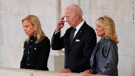 Biden en Londres: la reina Isabel II 'dignificada, digna y todo sobre el servicio'