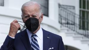 WASHINGTON, DC - AUGUST 26: U.S. President Joe Biden takes off his mask as he walks towards members of the press prior to a Marine One departure from the White House to Maryland August 26, 2022 in Washington, DC. President Biden will travel to Wilmington, Delaware for the weekend after his stop in Maryland. (Photo by Alex Wong/Getty Images)