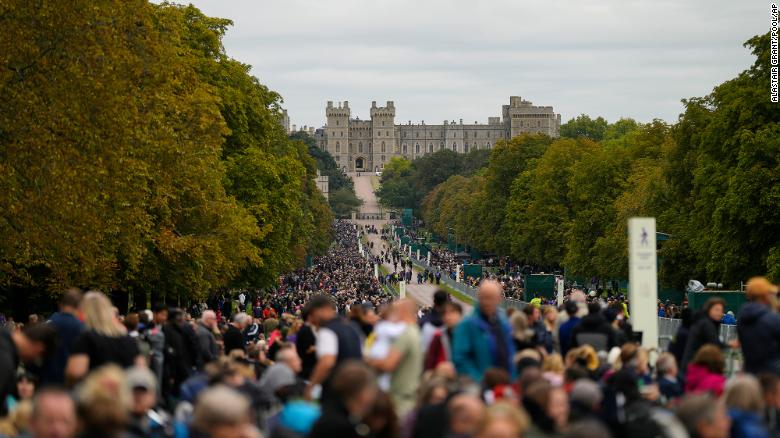 Turmat presin mbërritjen e Mbretëreshës përgjatë Long Walk jashtë kështjellës Windsor.