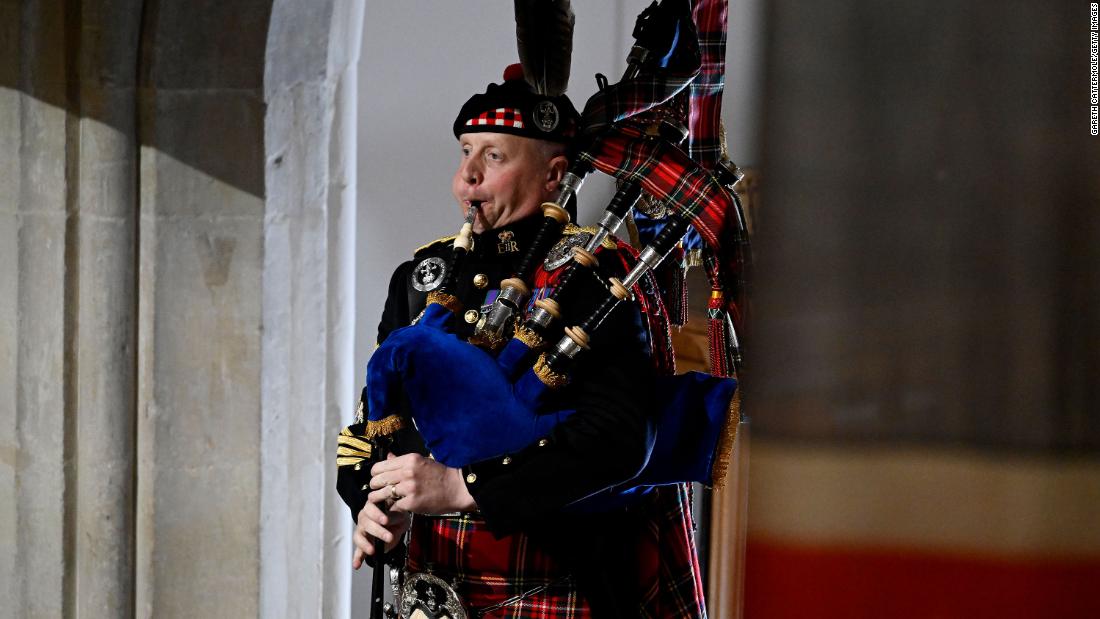 The piper who woke the Queen up every morning plays her to rest