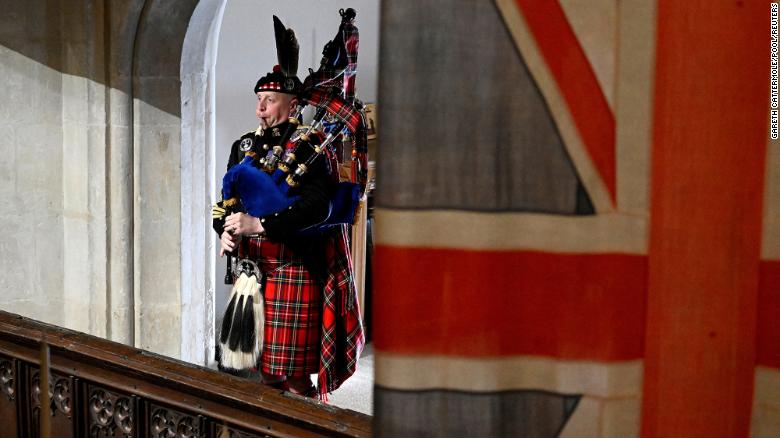 Majori i Pipe Paul Burns i Regjimentit Mbretëror të Skocisë mbyll funeralin e Mbretëreshës me një interpretim të 