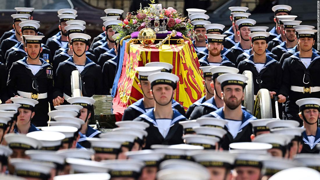 The Queen&#39;s coffin is escorted by Royal Navy sailors as it travels from Westminster Abbey to Wellington Arch after the funeral.