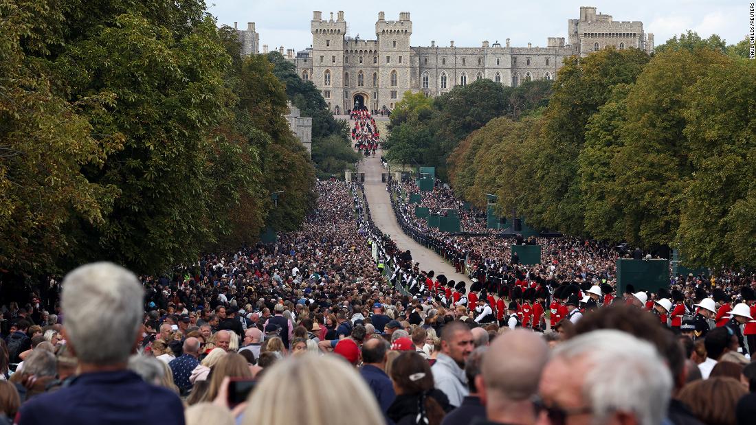 The hearse carrying the Queen&#39;s coffin enters the Windsor Castle grounds.