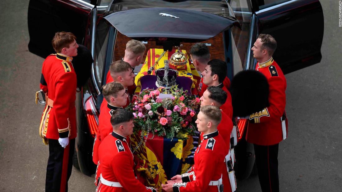 Pallbearers transfer the Queen&#39;s coffin into a hearse at London&#39;s Wellington Arch.