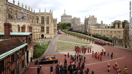 Der Sarg der Königin kommt am Montag in der St. George's Chapel in Windsor an. 