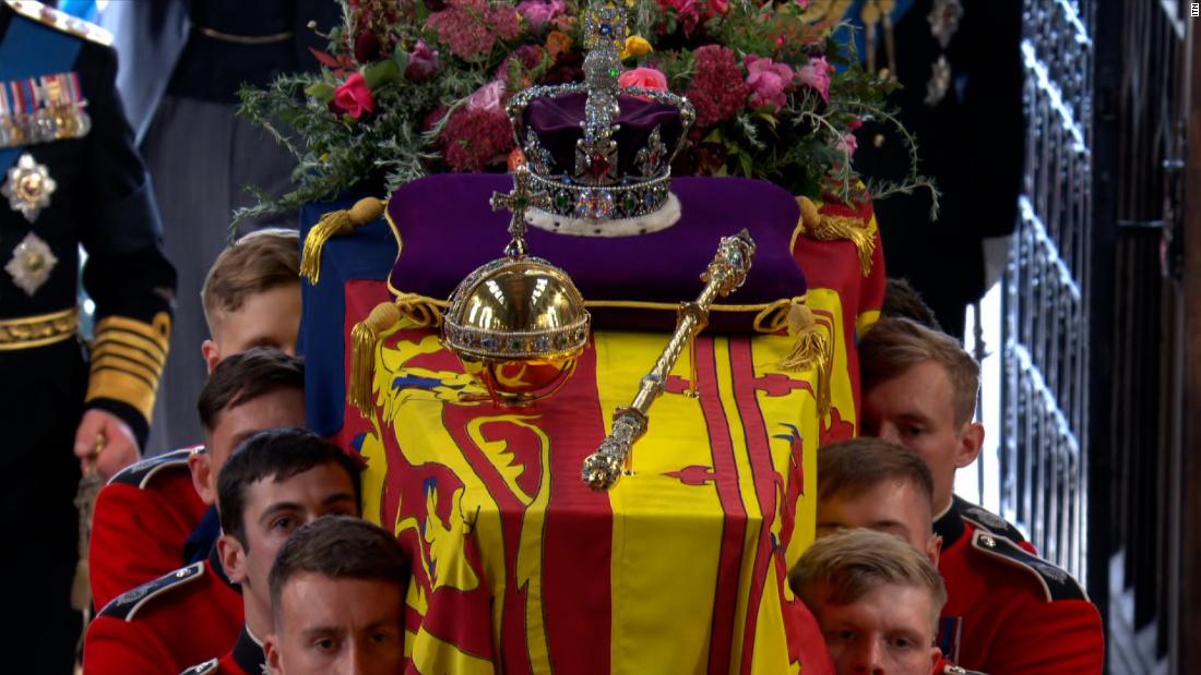 Watch: See Queen Elizabeth’s coffin enter St. George’s Chapel at Windsor Castle – CNN Video