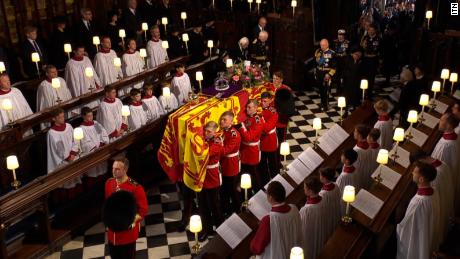 The Queen&#39;s coffin is carried into St. George&#39;s Chapel.