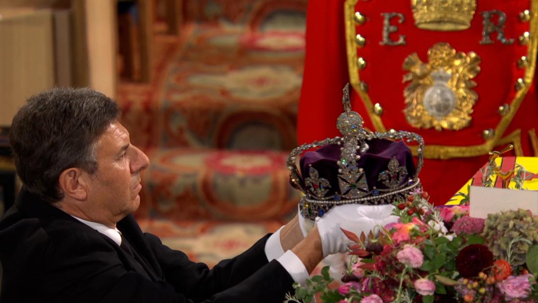 See the moment Queen Elizabeth II’s crown jewels are removed from her coffin – CNN