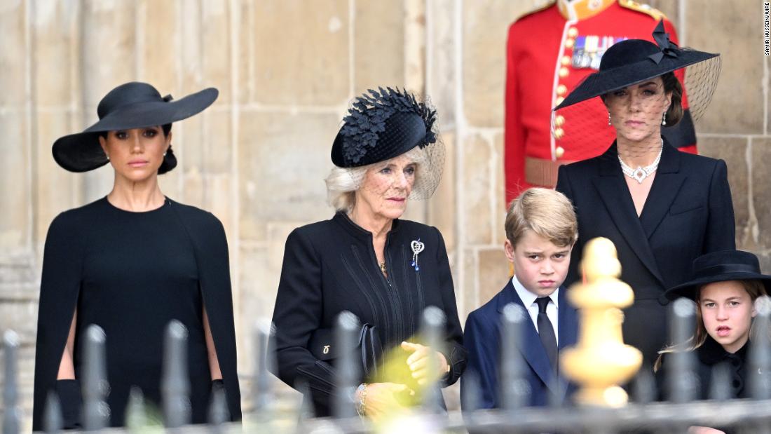 from-black-hats-to-brooches-funeral-guests-wear-quiet-tributes-to-the-queen