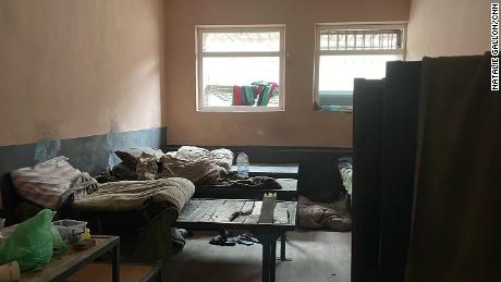 クピャンスクの元警察の建物で、ロシア軍によって 8 人から 9 人の囚人が収容されていた小さな部屋。