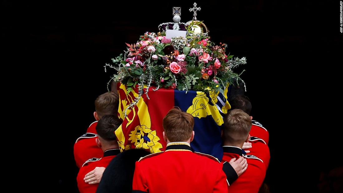 Pallbearers carry the Queen&#39;s coffin into St. George&#39;s Chapel.