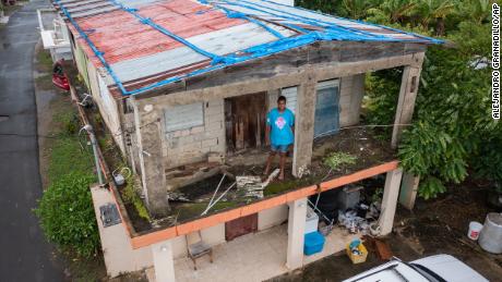 Jetsabel Osorio berdiri di rumahnya yang rusak lima tahun lalu oleh Badai Maria sebelum kedatangan Fiona di Loiza, Puerto Rico.