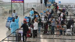 Hong Kong, 900 günden fazla bir süre sonra uluslararası seyahat karantinasını kaldırıyor