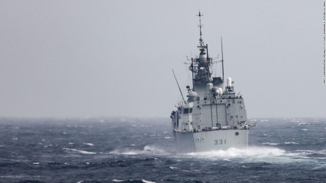 Amerykańskie i kanadyjskie okręty wojenne pływają przez Cieśninę Tajwańską po tym, jak Biden zobowiązał się do obrony wyspy
