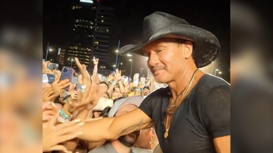 Tim McGraw falls off stage during concert, uses moment to bond with fans – CNN Video