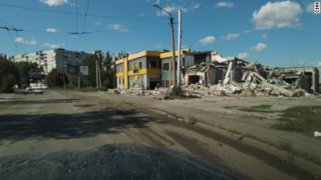 وتهدمت الشوارع الرئيسية في باخموت.