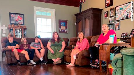 Missy Jenkins Smith, rechts, spricht am Dienstag in ihrem Haus in Kirksey, Kentucky, mit Reportern, während sie auf eine Entscheidung eines Bewährungsausschusses wartet.