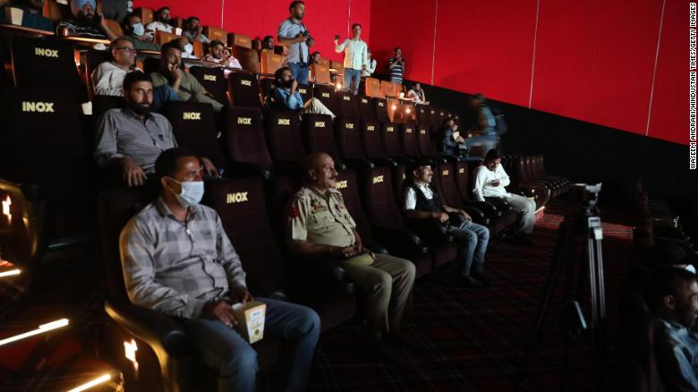Khách mời trong lễ khánh thành rạp chiếu phim đầu tiên vào ngày 20 tháng 9 năm 2022 tại Srinagar.