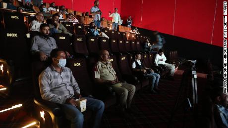 20 Eylül 2022'de Srinagar'daki ilk sinema salonunun açılışı sırasında konuklar. 
