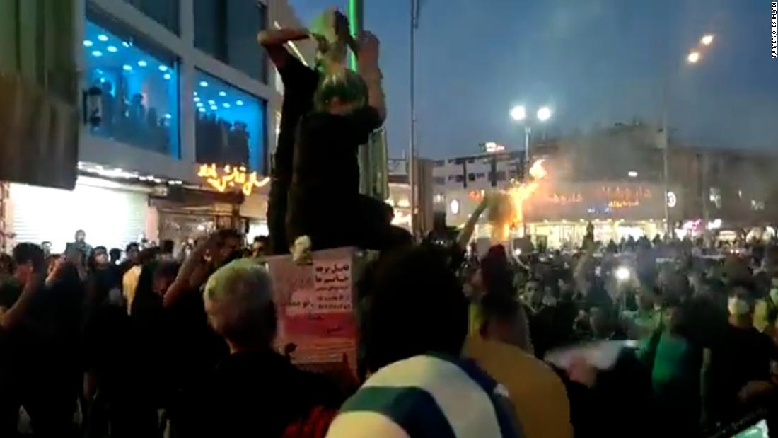 النساء يحرقن حجابهن بعد وفاة امرأة في حجز الشرطة