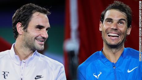 Federer (à esquerda) e Nadal riem juntos após uma partida em Xangai em 2017. 