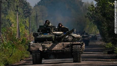 Soldati ucraini cavalcano un carro armato a Novoselivka, in Ucraina, il 17 settembre 2022. 