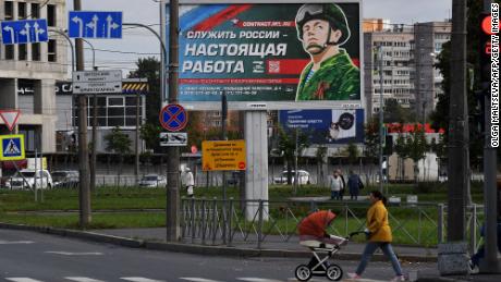 لوحة إعلانية تروّج لخدمة الجيش المتعاقد عليها صورة جندي وقراءة الشعار "خدمة روسيا هي عمل حقيقي"  يقع في سانت بطرسبرغ في 20 سبتمبر 2022.