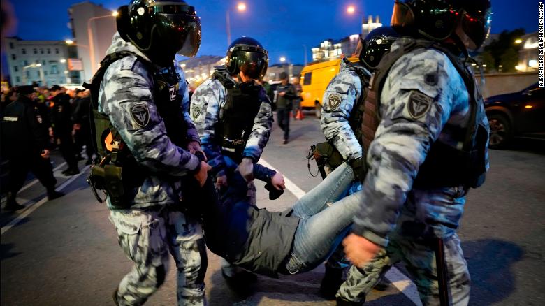 ตำรวจปราบจลาจลควบคุมตัวผู้ประท้วงระหว่างการประท้วงต่อต้านสงครามในกรุงมอสโก รัสเซีย เมื่อวันที่ 21 กันยายน