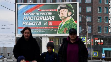 Eine Plakatwand, die am 20. September in Sankt Petersburg für den Militärdienst wirbt, enthält den Slogan: „Russland zu dienen ist eine echte Aufgabe.“ 