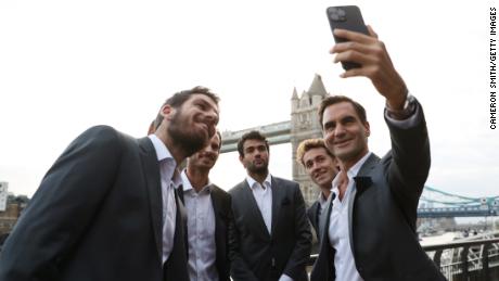 Federer se toma una selfie con sus compañeros del Team Europe antes de la Copa Laver 2022.