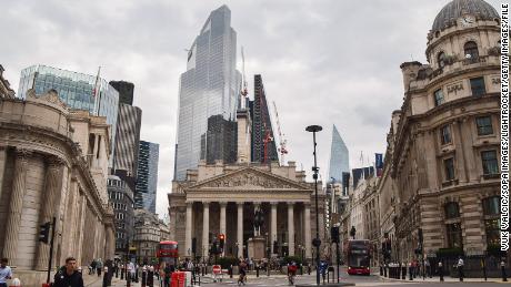 İngiltere Merkez Bankası, art arda ikinci ayda faiz oranlarını yarım puan artırdı
