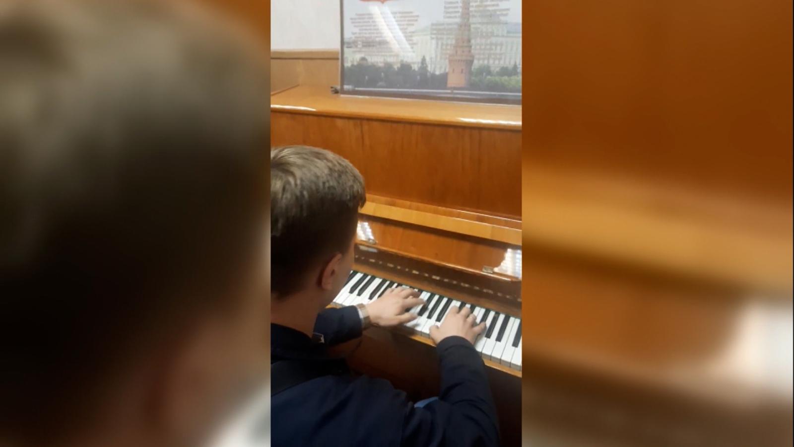 Hombre Toca El Piano Para Detenidos Durante Las Protestas En Rusia Cnn Video 3532