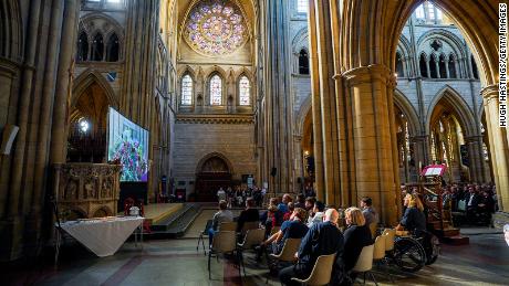 أفراد من الجمهور يشاهدون الجنازة في الكاتدرائية في ترورو ، إنجلترا.