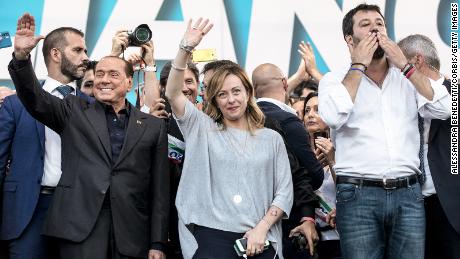 Silvio Berlusconi, Giorgia Meloni y Matteo Salvini saludan a sus seguidores al final de una manifestación contra el gobierno italiano en la plaza San Giovanni, el 19 de octubre de 2019 en Roma, Italia. 