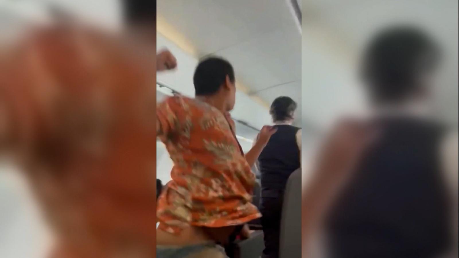 video-passenger-attacks-american-airlines-flight-attendant-cnn-video