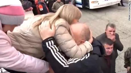 Des familles russes disent au revoir alors que des hommes partent pour le service militaire à Neryungri, dans la République de Sakha, en Russie. 